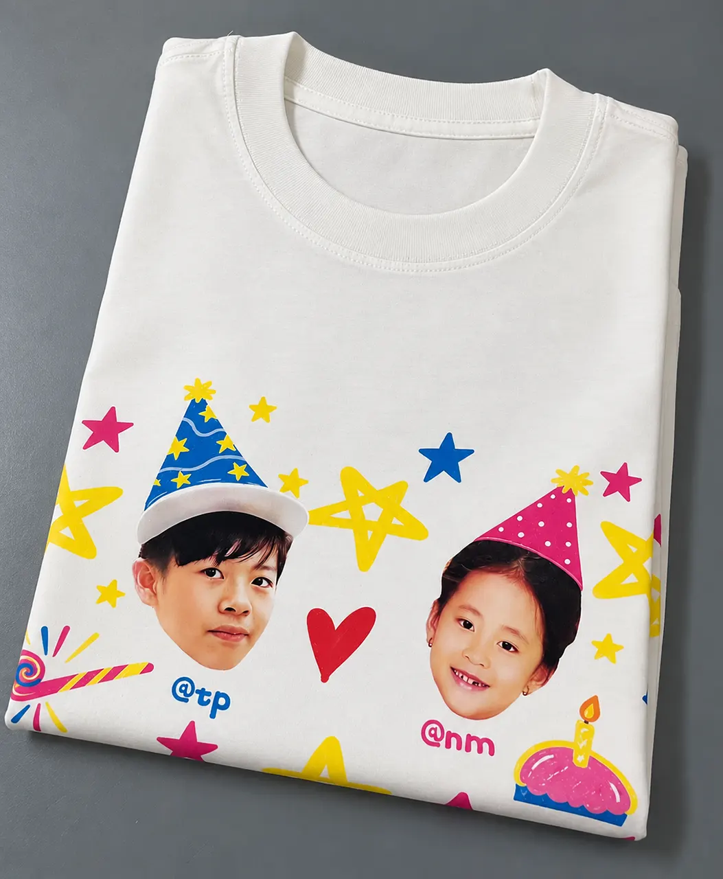 Áo thun trắng in hình chibi chúc mừng sinh nhật cho bé theo yêu cầu