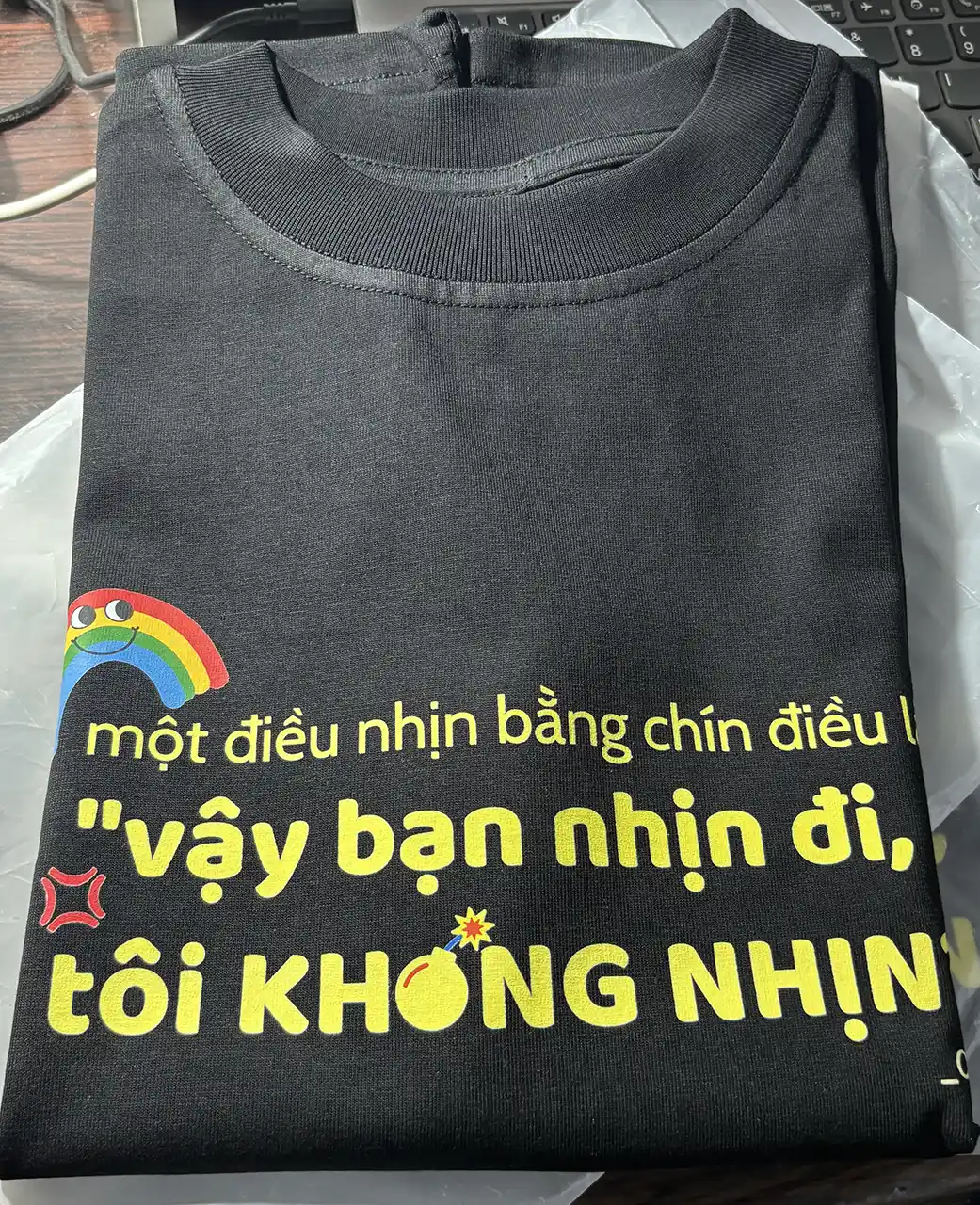 Áo thun in câu quote hài hước theo yêu cầu