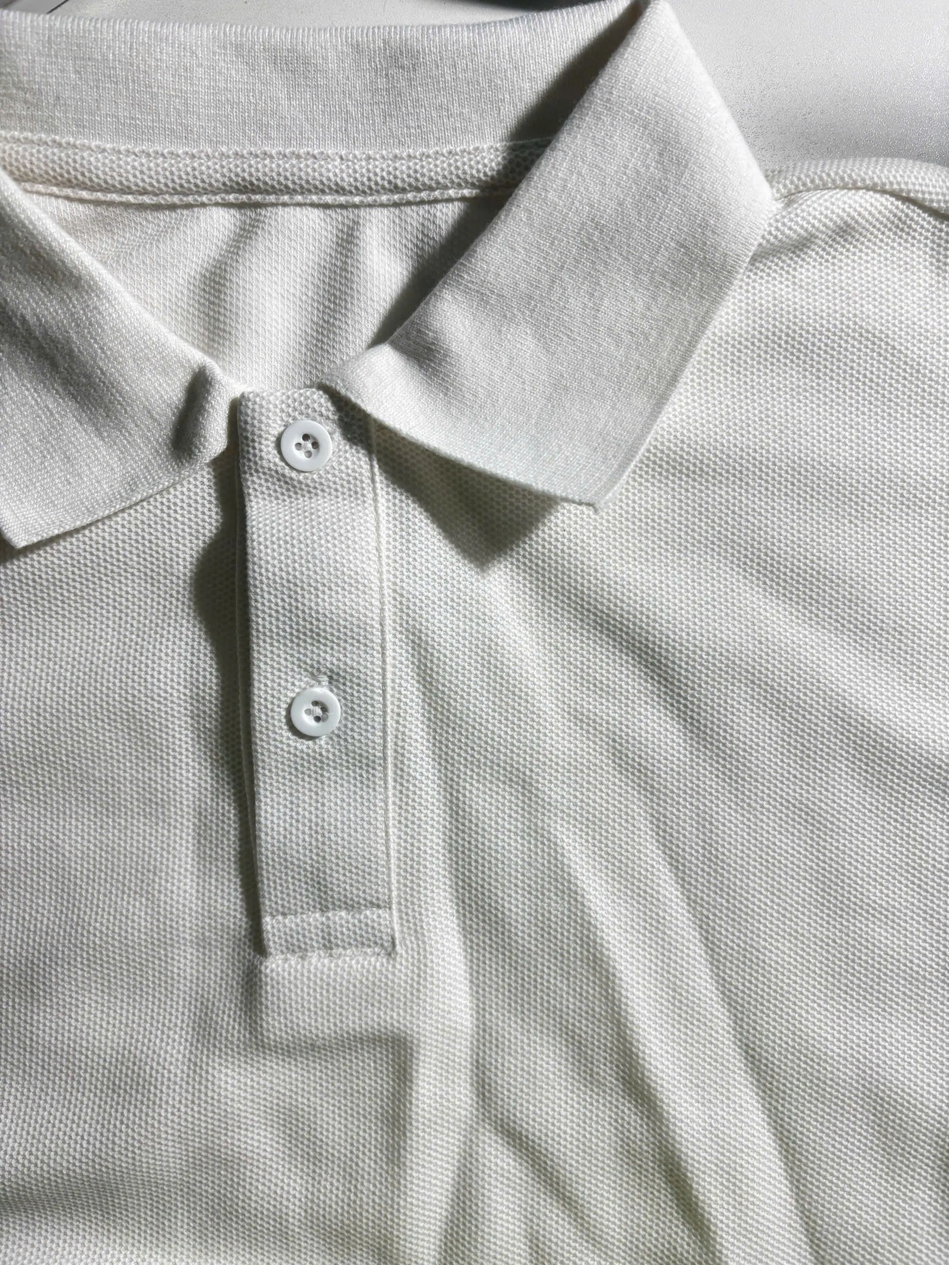 Chi tiết cổ bẻ áo polo cotton
